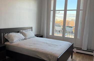 View on Eiffel Tower Seine and Main Monuments - Photo 2