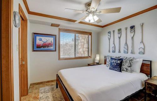 Stunning Lakefront Home with 2 Patios, Chef's Kitchen, & Lake Access - Foto 27