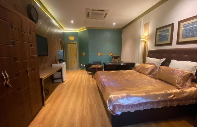 La Belva Court with Swimming Pool - Photo 1