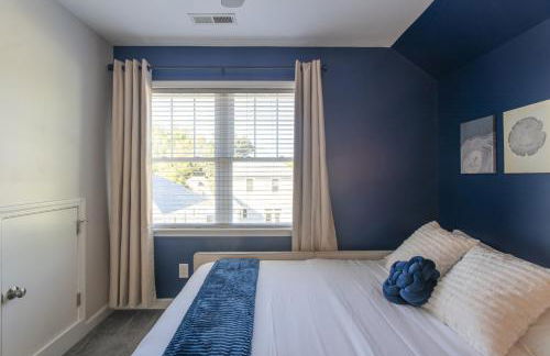 Fam-Biz Friendly 3BD with Fire pit & BBQ - Downtown - Foto 33