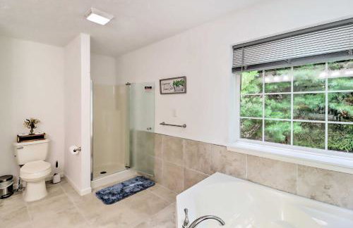 Hot Tub and Deck Gorgeous Retreat in Pocono Summit! - Foto 18