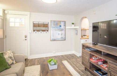 Cozy Retreat | Walk to Unc | Free Cruiser Bikes - Foto 16