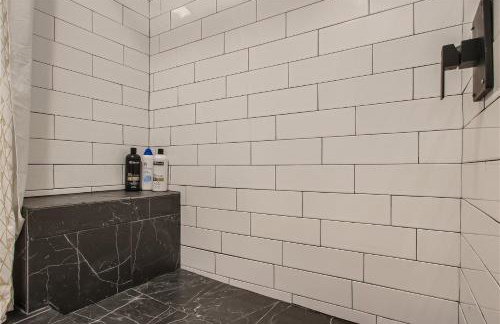 Natural Light, High-Vaulted Ceilings Apartment and Garage - Foto 16