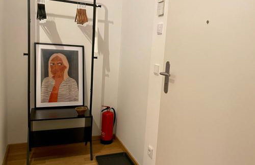 Studio Stevie Nicks I Workplace I 24in Screen I Kitchen I PS4 - Foto 22