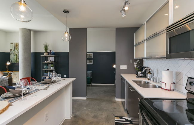 Mid Century Modern Downtown Condo | 30+ Night Min - Foto 11