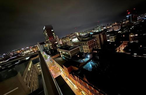 Award Winner of 2026 &2025 traveller & Best guest rated apartment, two bedroom, #1 Leeds city centres most central location, Great 180 degree views,balcony , PARKING onsite, Netflix & WiFi - Foto 65