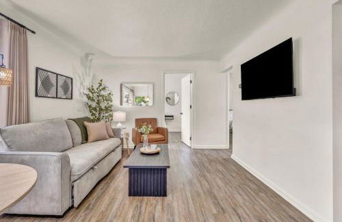 Fenced & Pet-Friendly! Modern 2BR Retreat! CLE-BW - Foto 38