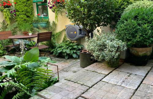 Courtyard Apartment - Photo 25