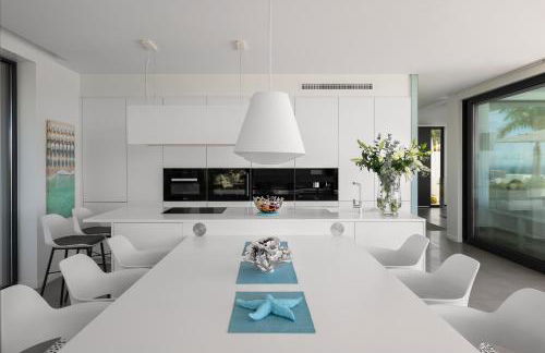 4-Bedroom Modern Villa with Sea View - Photo 21