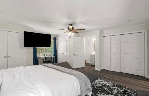 Cozy 4BR Home Pet Friendly Large Yard & Patio - Foto 42