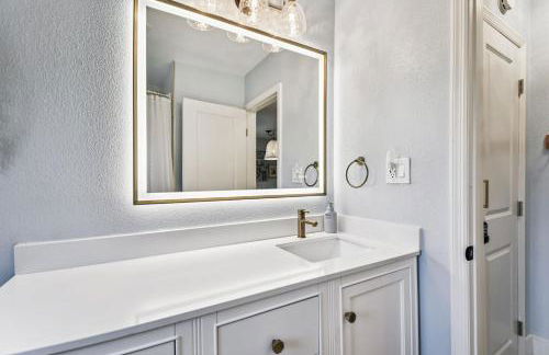 Luxury Home with Hot Tub & Outdoor Oasis blocks from the Beach - Foto 44