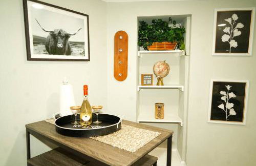 Modern 1BR Unit with Free Parking Walk to Metro - Foto 12