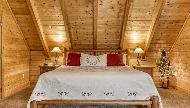 Ern819 - Mountain Majesty - Great Location! Close To All The Action! 5 Bedroom Cabin by RedAwning - Foto 3, Habitación