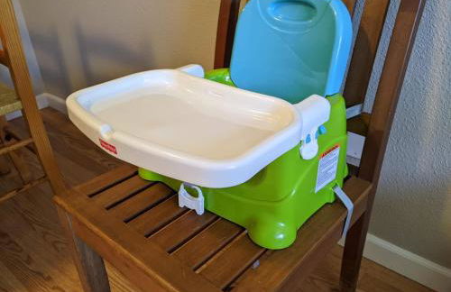 Luxe on Penn Family Friendly, Toddler amenities, baby proof with baby gate, toys, bath toys, cups and plates, Separate Workstation with Desk and Monitor, located in desirable SE Boise next to the Greenbelt and Boise River - Foto 13