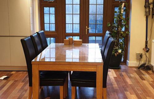 Luxury London House Sleeps x 16, Free Parking, Free Wifi, Garden Patio, Close to tube line easy access to Central London - Foto 26