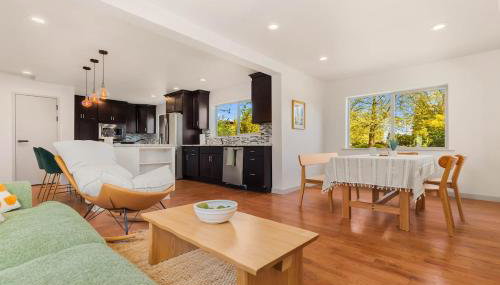 Cozy & Spacious 3BR2BA Home Near I-5 - Photo 2