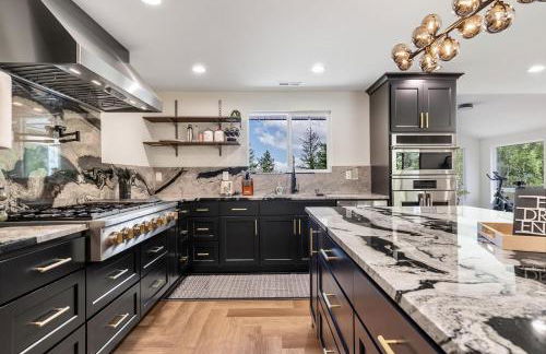 Modern Mountain View Getaway w Huge Outdoor Space - Foto 4