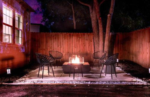 3BR Modern, Gated Home w FreePking, BBQ, Firepit, Mins to Downtown - Foto 12