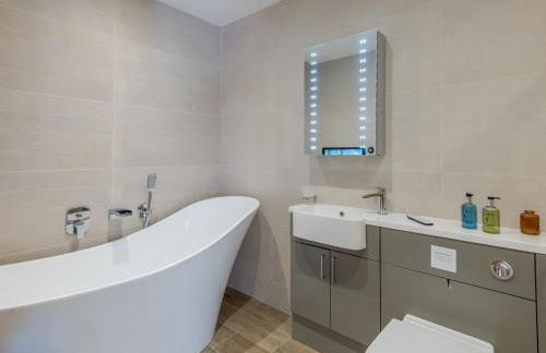 1 bed Albury Contemporary Apartment with Secure Parking - Pass the Keys - Photo 12