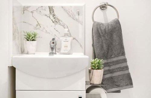 3 BR 5 Beds 3 Bath Private Garden Parking x2 Ideal for Family & Work Stays - Foto 8