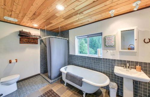 Rustic and Modern Home with Forest Views in Newport! - Foto 13