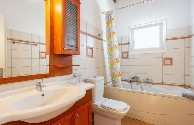 Villa Petros Large Private Pool Walk to Beach Sea Views A C Wifi Car Not Required - 180 - Foto 11