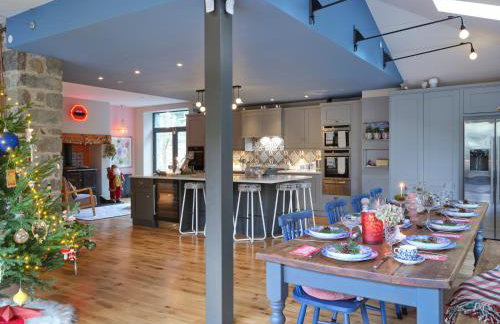 Ty Pandy Eclectic Luxury Family cottage Sleeps 8 adults and 2 children - Photo 5