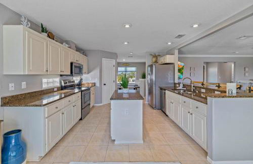 5 Bed3bath waterfront pool home with full gym, office, and heated pool! - Foto 23