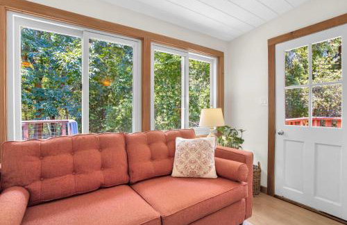 Serene Retreat with Hot Tub - Fire Pit - Deck - Foto 35