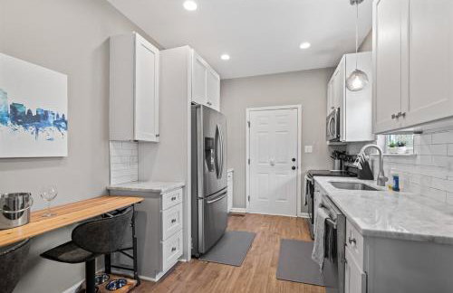 2BR Home with Fenced Backyard, Minutes to Uptown - Foto 19