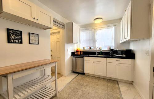 Spacious 5BR Private Home 5 minutes to Rodeo Drive with Hot Tub Spacious Backyard Parking - Foto 5