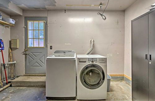 Updated Home with Patio Half Mile to West Point - Foto 21