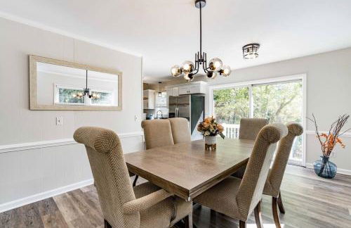 Renovated N Raleigh home with firepit wifi & king bed - Foto 9