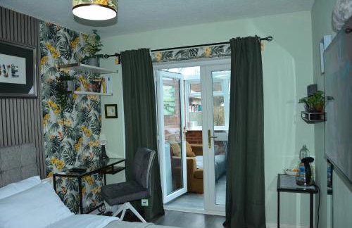 Cosy and Private with 55"TV and Dedicated Toilet Shower Space - Foto 62