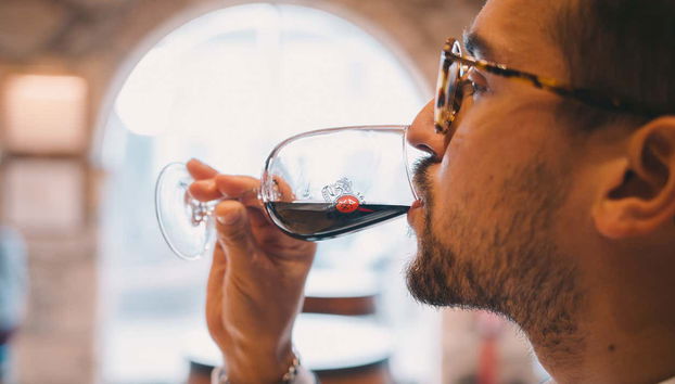 Experimentando um dos vinhos da vinícola Taylor's