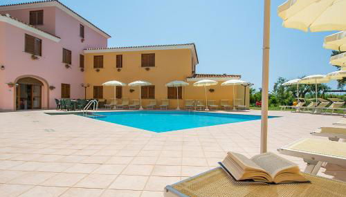 ISA - Residence with swimming pool in Sos Alinos, apartments with air conditioning and private outdoor area - Foto 3, sunbed