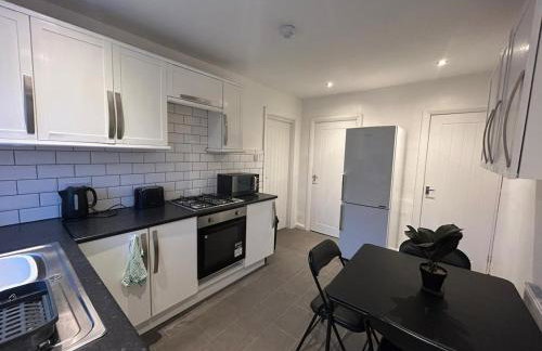 Contractor Friendly Spacious 3 Bed With Private Parking - Foto 22