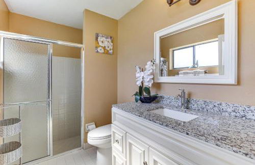 Near Beaches Pet-Friendly Sunrise Escape with Patio - Foto 13