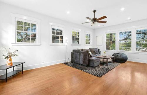 2025 New Build Victorian Gem on UT, 4BR, 2BA Downtown with Free Parking - Foto 7