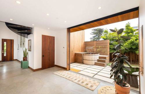 Modern indoor-outdoor living wHot Tub Walk to Beaches & Mountain Trails - Foto 3