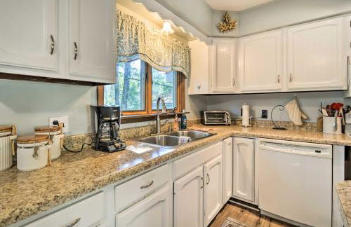 Higgins Lake Getaway with Fire Pit, Walk to Beach! - Foto 12