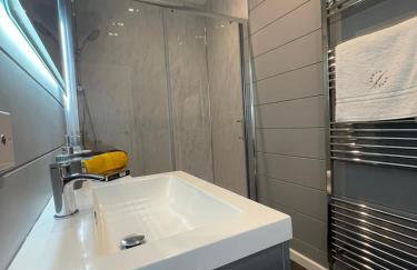 P75 - Studio Pod with Hot Tub - Photo 10