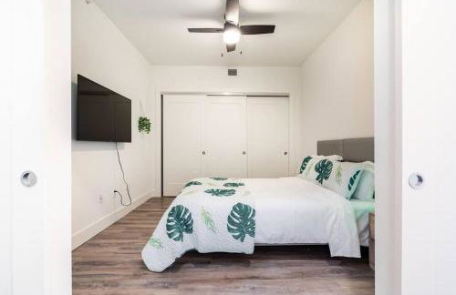 Waterside Retreat: Modern 2BR, Mins to Beach & Apt - Photo 8