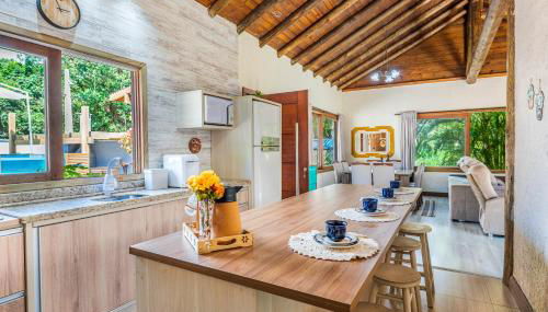 Casa Rústica com Piscina Privativa, Banheira de Hidromassagem, Ar-Condicionado, Pet friendly - Refúgio na Natureza a 5 Minutos do Centro de Imbituba, Perfeita para Famílias e Grupos - Foto 5