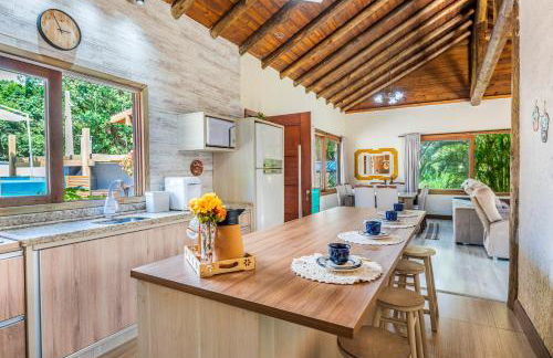 Casa Rústica com Piscina Privativa, Banheira de Hidromassagem, Ar-Condicionado, Pet friendly - Refúgio na Natureza a 5 Minutos do Centro de Imbituba, Perfeita para Famílias e Grupos - Photo 5