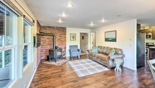 Dreamy Riverside Cabin with Fireplace and Grill - Foto 4