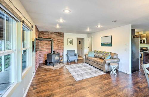 Dreamy Riverside Cabin with Fireplace and Grill - Foto 4