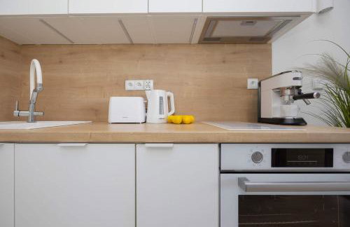 Stylish Apartment by the Lake with Balcony in Zegrze by Noclegi Renters - Foto 18