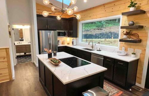 Modern Mountain Getaway with Hot Tub, Fire Pit - Foto 10