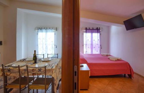 1 Bedroom Amazing Apartment In Palmi - Photo 9